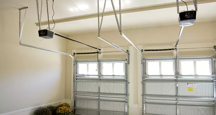 Residential Emergency Garage Door Repair in Greenacres, FL